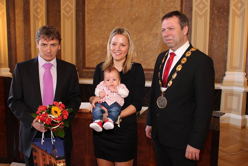 V obřadní síni uherskohradišťské radnice předal starosta Stanislav Blaha při slavnostním ceremoniálu poukaz na deset tisíc korun rodičům Romanovi Zálešákovi a Jitce Mikušové, kterým se narodil první občánek města v roce 2017 Lukáš Zálešák.