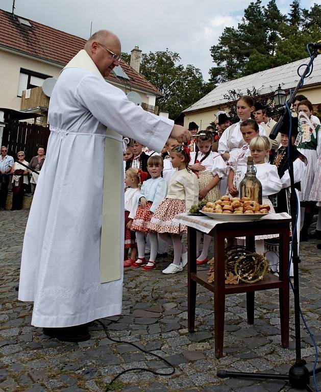 Vinný mok a burčák tekl před domy vinařů. Ochutnávala jej nejen rada starších, ale i občané.  