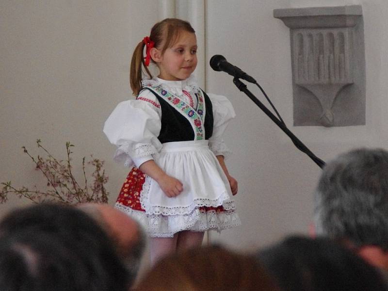 Celkem šestero diplomů a věcných cen rozdali v neděli 30. března odpoledne v Uherském Ostrohu organizátoři vítězům pátého ročníku pěvecké soutěže s názvem Ostrožský skřivánek.