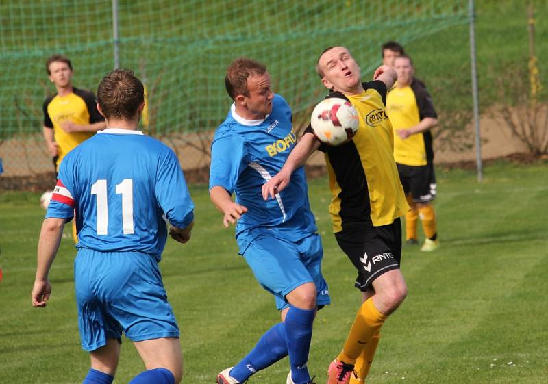 Fotbalisté Sušic hostili v okresním přeboru Bánov(v modrém). Utkání skončilo 4:1.