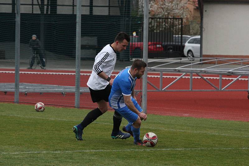 Fotbalisté Hluku (modrobílé dresy) v 16. kole I. A třídy skupiny B přehráli sousední Kunovice 3:1.