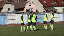 Fotbalisté Hluku (fosforové dresy) v dohrávce 10. kola krajské I. A třídy skupiny B deklasovali Bojkovice 8:1.