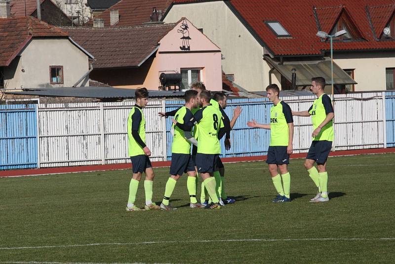 Fotbalisté Hluku (fosforové dresy) v dohrávce 10. kola krajské I. A třídy skupiny B deklasovali Bojkovice 8:1.