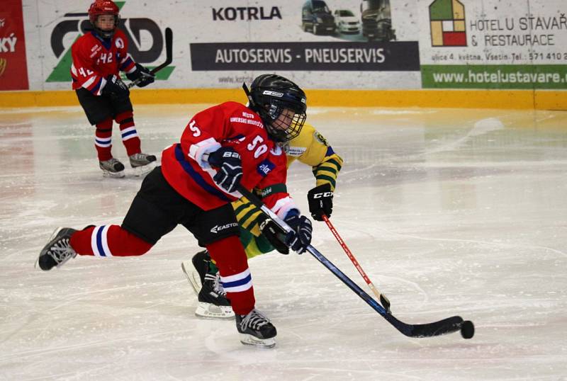 Druháci HC Uherské Hradiště se představili na turnaji ve Vsetíně, kde se utkali s domácími týmy a Brumovem. Všechny zápasy s velkým přehledem vyhráli.