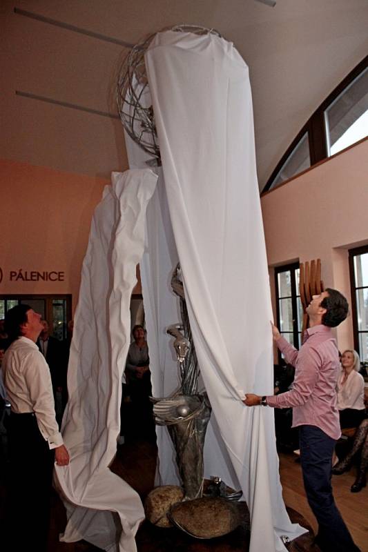 STROM POZNÁNÍ. Autory odhaleného uměleckého díla jsou akademičtí sochaři z Velehradu, Otmar Oliva a jeho syn Ondřej. 