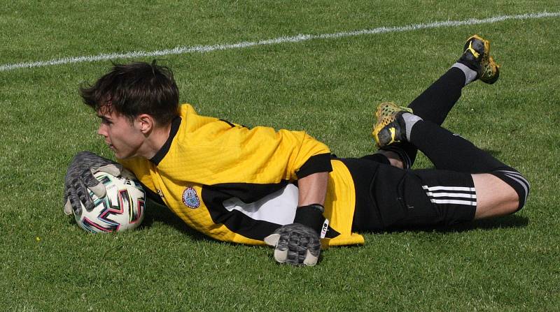 Fotbalisté Ořechova (modré dresy) ve 23. kole I. B třídy skupiny C doma rozstříleli poslední Uherský Ostroh 8:0.