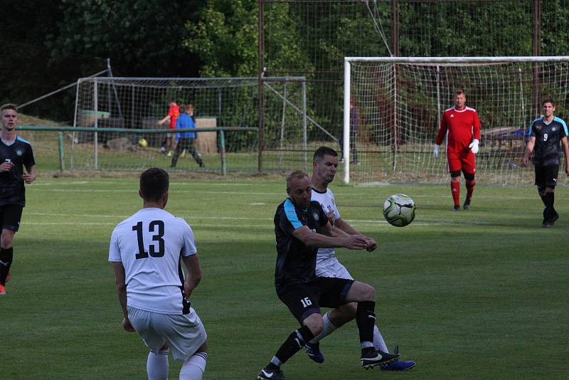 Fotbalisté vedoucích Osvětiman (tmavé dresy) v sobotu doma podlehli třetím Bojkovicím 2:4.