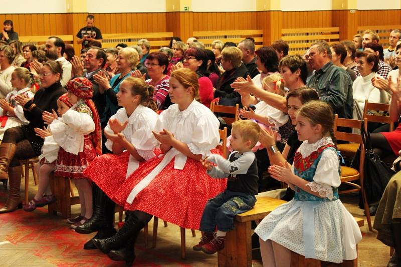 Třetího ročníku pěvecké soutěže Zazpívej, slavíčku, se za doprovodu cimbálovky Pentla zúčastnilo sedmnáct dětí ze Slovácka.