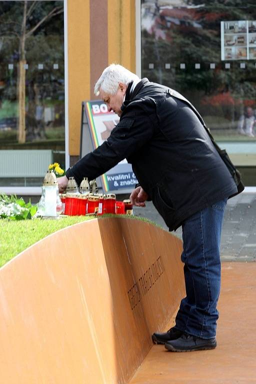 Pietní akt u pomníku a pietního místa tragédie z 24.2.2015 v U­herském Brodě.