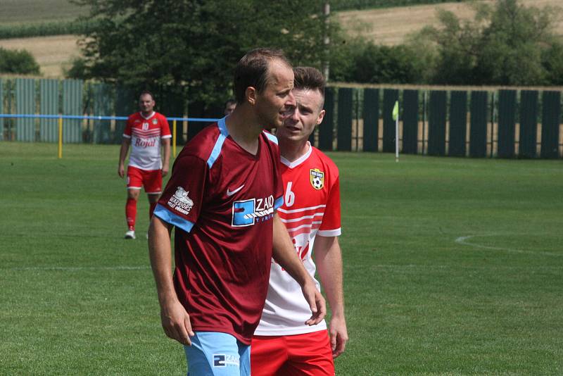 Fotbalisté Slavkova (bíločervené dresy) na úvod nové sezony zdolali Velký Ořechov 1:0.