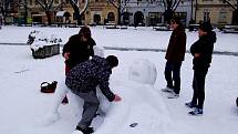 Studentská recese: Maturanti se chvíli odreagovali od učení.