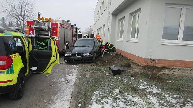 Řidič BMW srazil cyklistu, který po kolizi zemřel.