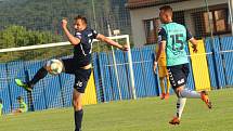 Fotbalisté Slovácka (modré dresy) v předposledním přípravném zápase podlehli na hřišti Strání slovenské Senici 1:2.