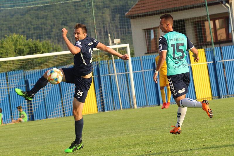 Fotbalisté Slovácka (modré dresy) v předposledním přípravném zápase podlehli na hřišti Strání slovenské Senici 1:2.