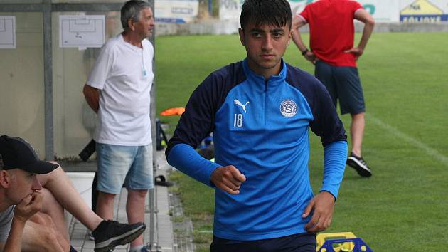 Fotbalisté Slovácka B (modré dresy) v přípravě na novou třetiligovou sezonu porazili Kroměříž 2:1.