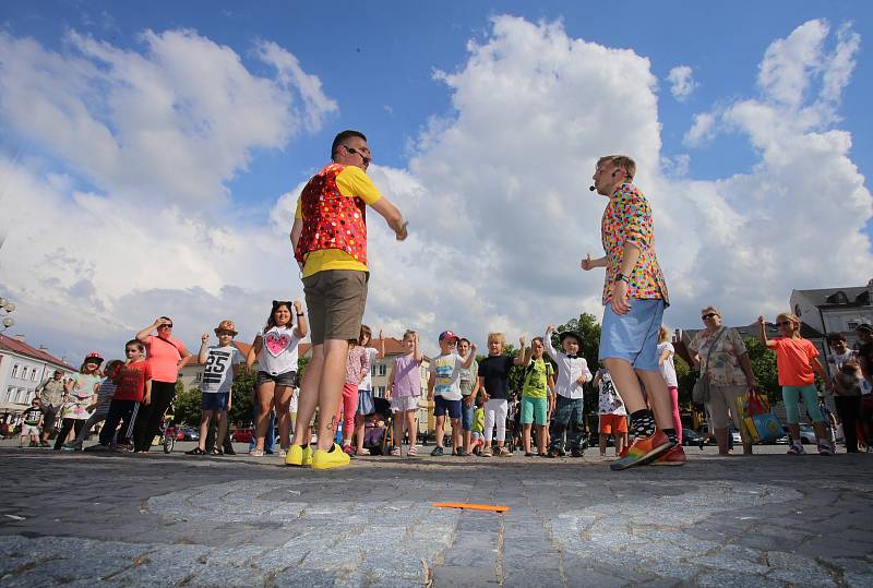 Magic festival 2018 v Uherském Hradišti. Kouzelné náměstí na Masarykově náměstí. Kouzelník Mišuge a Maxi  (vpravo)