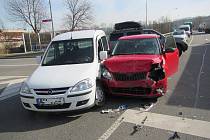 Dvě ženy doplatily zraněním na srážku dvou osobních aut na silnici I/50 u odbočky na Míkovice. Ke karambolu došlo ve čtvrtek 21. března krátce před desátou hodinou dopolední.
