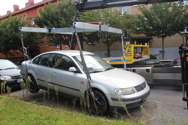 Město Uherské Hradiště začalo odvážet nepojízdná auta ze svých komunikací.