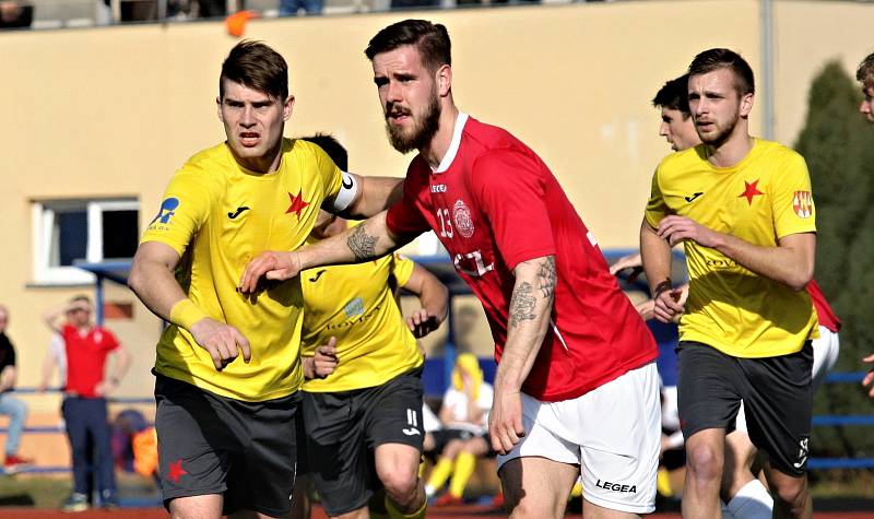 Fotbalisté Uherského Brodu (v červených dresech) v 17. kole Fortuna MSFL remizovali s Kroměříží 1:1.