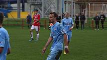 Fotbalisté Uherského Brodu (červené dresy) v 9. kole MSFL remizovali se Slováckem B 0:0.