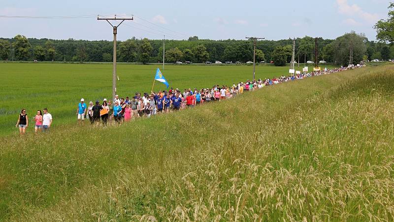 Protestní pochod na ochranu zdroje pitné vody u Uherského Ostrohu pořádaný spolkem Za vodu pro lidi, 13. června 2020