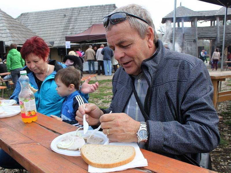 Speciality z pašíků, košt pálenek a dobrá zábava přilákaly v sobotu do skanzenu 800 návštěvníků.