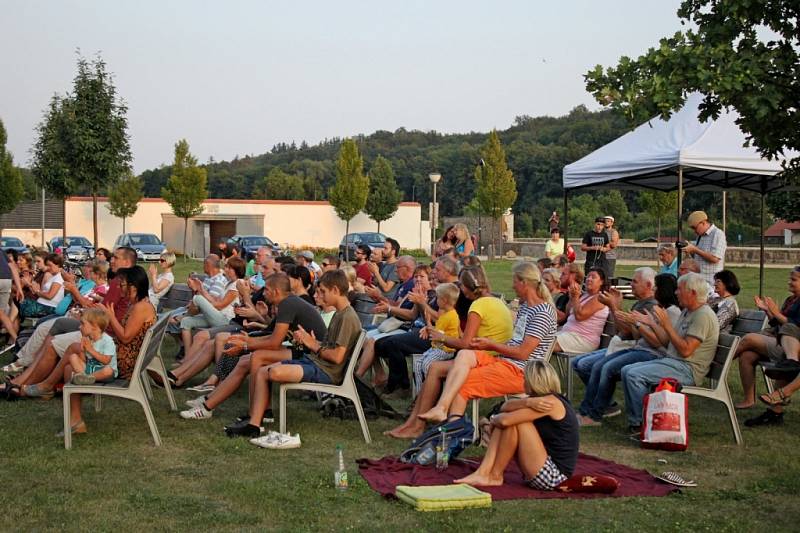  XI. ročník hudebního festivalu Šroubek se uskutečnil u ohradní zdi s nikami a osmi světci.