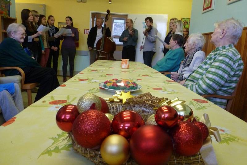 Žáci a kantoři Střední školy průmyslové, hotelové a zdravotnické v Uherském Hradišti zazpívali pacientům nemocnice vánoční koledy.