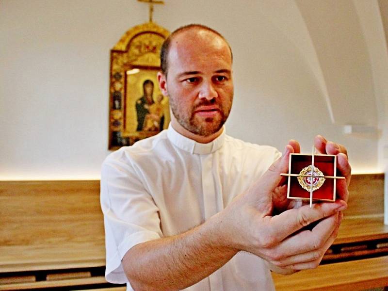 Ve Stojanově gymnáziu mají novou kapli sv. Kříže. Do obětního stolu byly uloženy ostatky (kapička krve) sv. Jana Pavla II.  