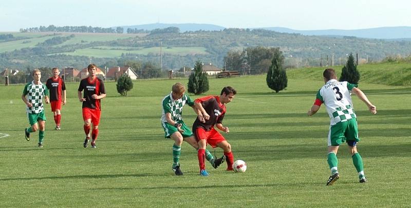 Fotbalisté Kudlovic (v kostkovaném) nenavázali na vítězství v Bánově a před domácími fanoušky odevzdali všechny body Starému Městu.