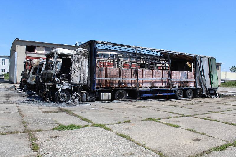 Plameny šlehající až do výše osmi metrů, černý dým valící se k noční obloze, exploze vybuchujících pneumatik a řinčení skla oken, pukajících pod nárazem tlakových vln. Tato scéna jako z válečného filmu se naskytla hasičům, kteří v pondělí krátce po druhé 