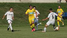 Fotbalisté divizního Strání (žluté barvy) v pátečním přípravném zápase deklasovali Boršice 8:0.