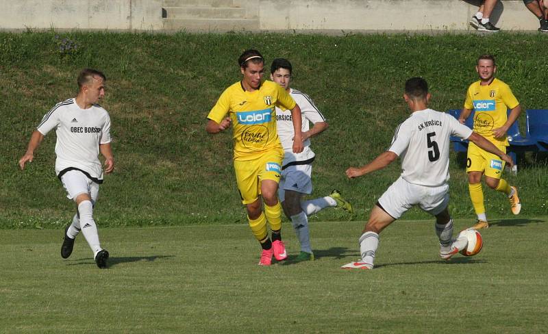 Fotbalisté divizního Strání (žluté barvy) v pátečním přípravném zápase deklasovali Boršice 8:0.