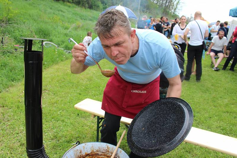 Už druhý ročník Gulášfestu se konal ve venkovním areálu Šumic poblíž místní cyklostezky