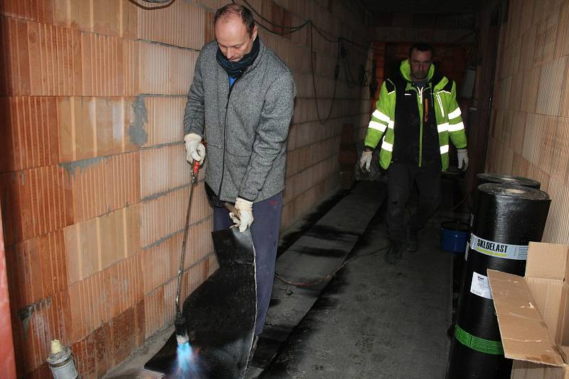 Budovaný bytový dům poskytne potřebným lidem bydlení v klidné lokalitě Tupes.