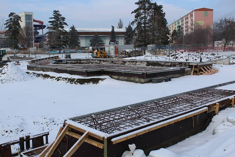 Stavba skateparku u aquaparku v Uherském Hradišti pod sněhem.