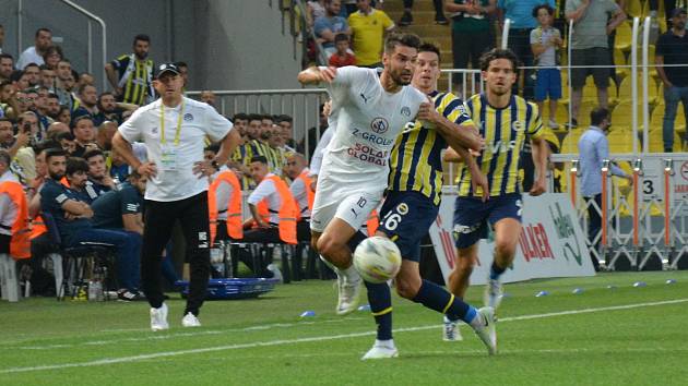 Fotbalisté Slovácka (bílé dresy) ve čtvrtek večer vyzvalo Fenerbahce Istanbul.
