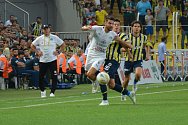 Fotbalisté Slovácka (bílé dresy) ve čtvrtek večer vyzvalo Fenerbahce Istanbul.