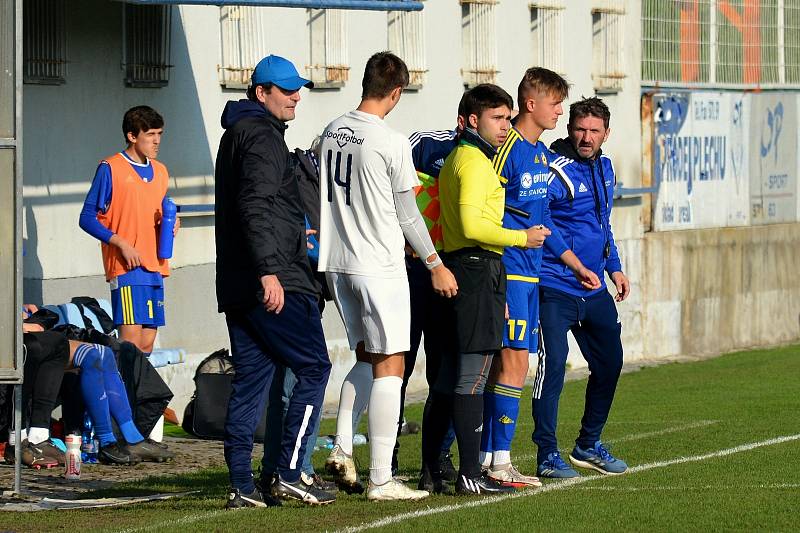 Starší dorostenci Slovácka (bílé dresy) v 15. kole Moravskoslezské ligy zdolali Jihlavu 2:1.