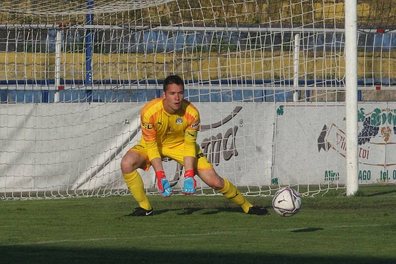 Fotbalisté Slovácka (bílé dresy) na úvod letní přípravy přehráli druholigový Vyškov 6:1.