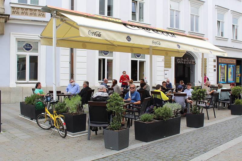 Uherskohradišťský bar LaRosco v centru města otevřel předzahrádku po koronavirové přestávce v pondělí 11. května ráno a hned měl plno.