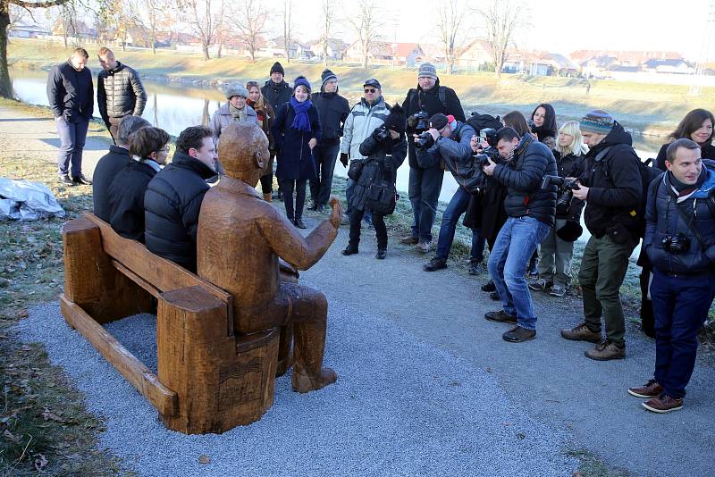 Slavnostní odhalení pamětní lavičky se sochou Jana Antonína Bati na břehu řeky Moravy v Uherském Hradišti.