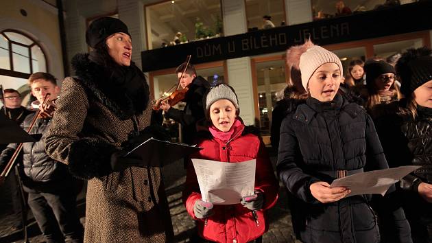 Na pět stovek lidí v Uherském Hradišti podpořilo svým zpěvem Česko zpívá koledy.