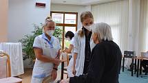 Zájem o třetí dávku. Mobilní týmy vyjíždějí očkovat seniory po celém Slovácku