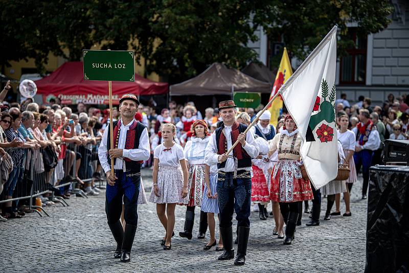 Na tři tisíce krojovaných účastníků z devíti regionů, Polska a Maďarska prošlo centrem Uherského Hradiště při Slováckých slavnostech vína a otevřených památek, 10. září 2022.