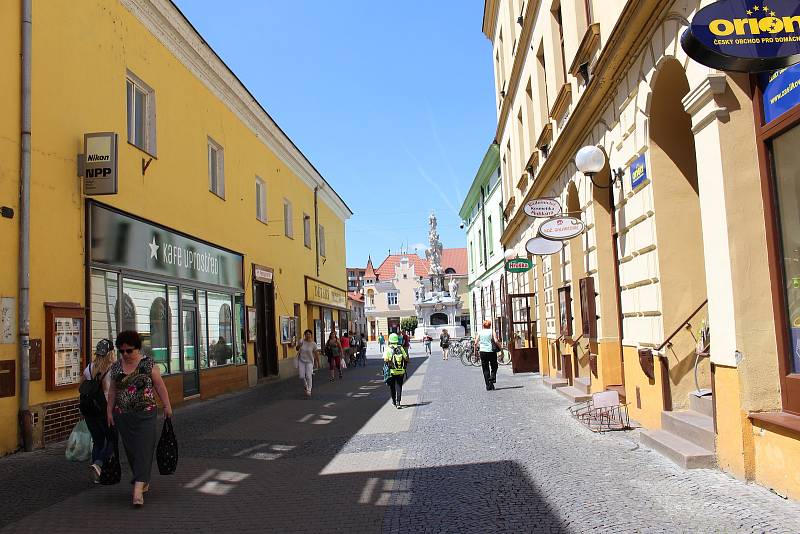 Opravy na pět měsíců zablokují pěší zónu v centru Uherského Hradiště. Ulice Prostřední.