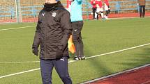 Fotbalisté Uherského Brodu (červené dresy) na závěr čtyřdenního soustředění zdolali starší dorost Slovácka 2:0.