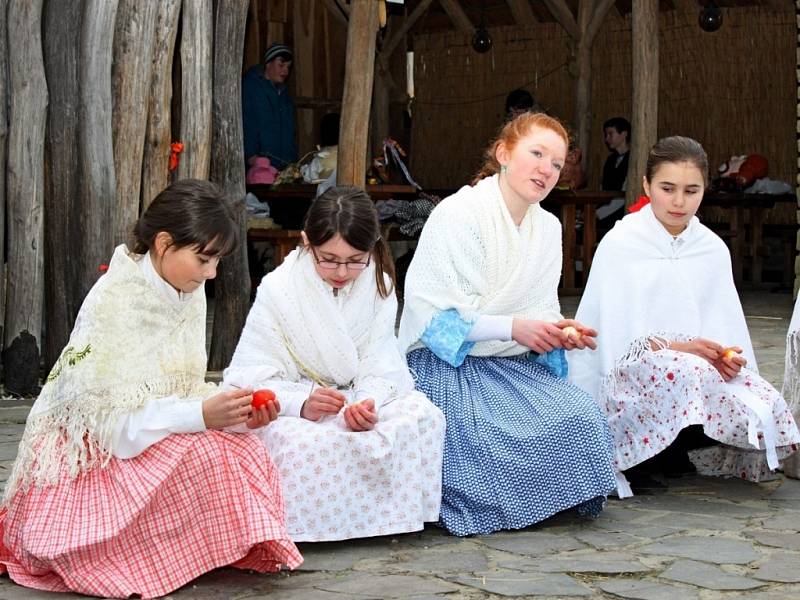 Starodávný zvyk vynášení Morany a vítání jara udržují na Modré už šestadvacet let.