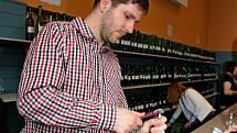 NA KOŠTU. Na výstavě vín v Huštěnovicích bylo v sobotu k ochutnání 218 vzorků vína. 