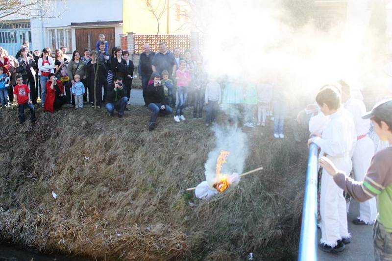 Hořící figurínu hodily děti do Zlechovského potoka. Plavat se jí ale moc nechtělo.